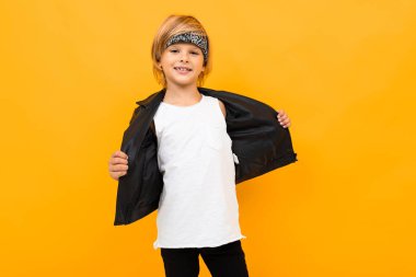 duygusal yakışıklı çocuk turuncu arka planda poz veriyor 