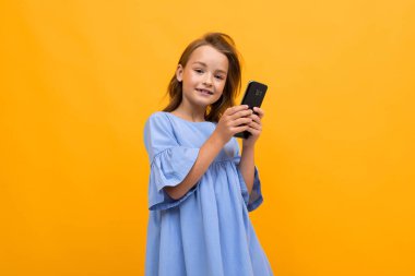 Akıllı telefonu olan şirin bir kız. 