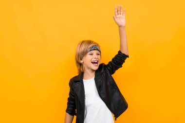 duygusal yakışıklı çocuk turuncu arka planda poz veriyor 