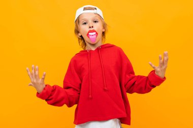 duygusal yakışıklı çocuk turuncu arka planda poz veriyor 