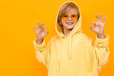 Sarı kapüşonlu şirin, şık çocuk.