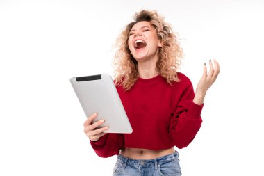 Beyaz arka planda dijital tabletle poz veren genç kadın  