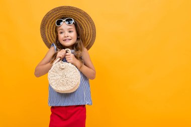 Hasır şapkalı güzel, şık bir kız. 