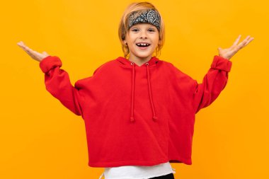 duygusal yakışıklı çocuk turuncu arka planda poz veriyor 