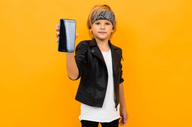 Akıllı telefonlu çocuk turuncuya karşı.