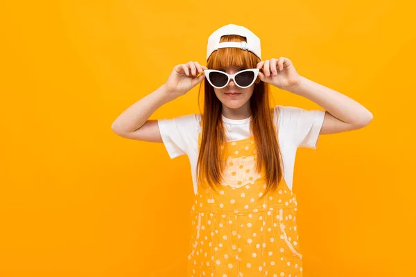 Emotionales Ingwergirl Mit Sonnenbrille Posiert Vor Orangefarbenem Hintergrund — Stockfoto