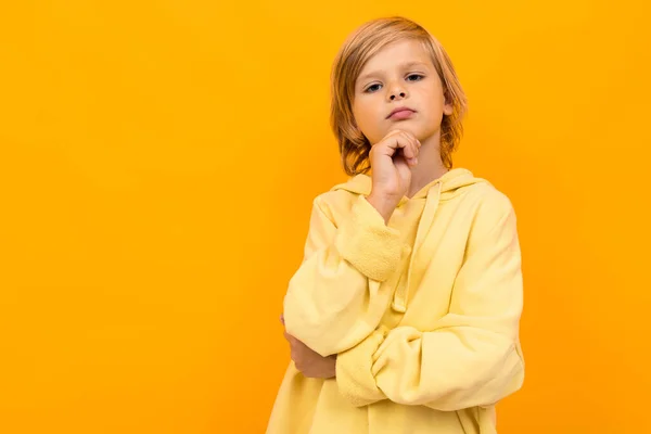 Carino Ragazzo Alla Moda Posa Con Cappuccio Giallo — Foto Stock