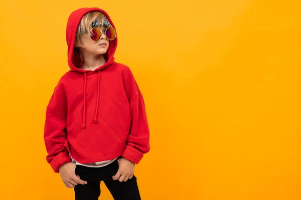 Menino Elegante Bonito Vestindo Capuz Vermelho Óculos Sol Posando Contra — Fotografia de Stock