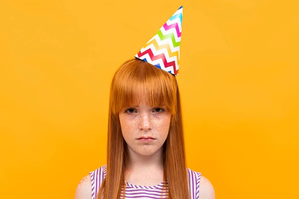 Geburtstagskind Posiert Gegen Orange — Stockfoto