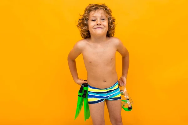 在橙色背景下摆出海滩造型的小男孩 — 图库照片