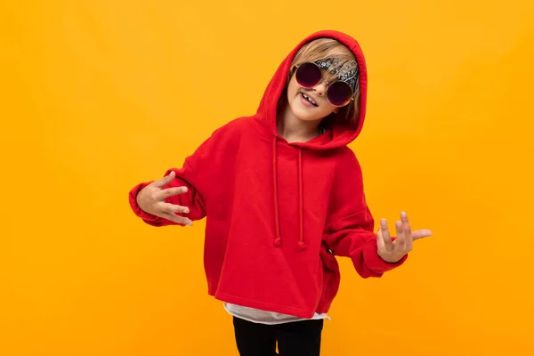 Söt Fashionabla Pojke Bär Röd Hoodie Och Solglasögon Poserar Mot — Stockfoto