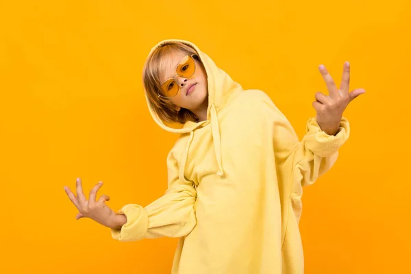 Cute Modis Anak Berpose Dalam Hoodie Kuning — Stok Foto