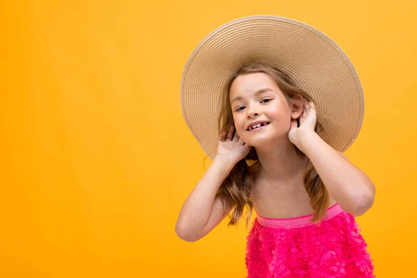 Belle Petite Fille Émotionnelle Chapeau Paille Posant Sur Fond Orange — Photo