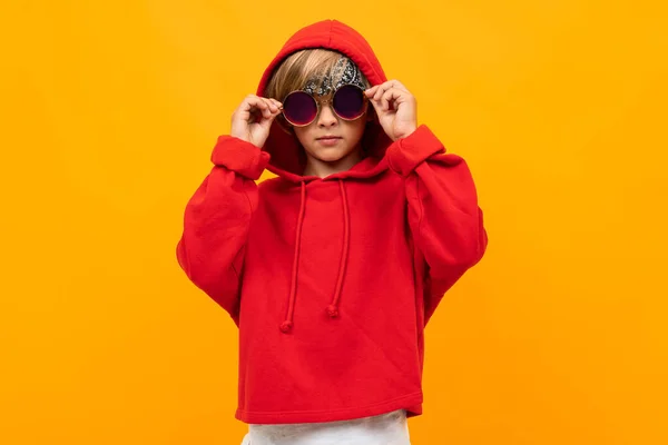 Menino Elegante Bonito Vestindo Capuz Vermelho Óculos Sol Posando Contra — Fotografia de Stock