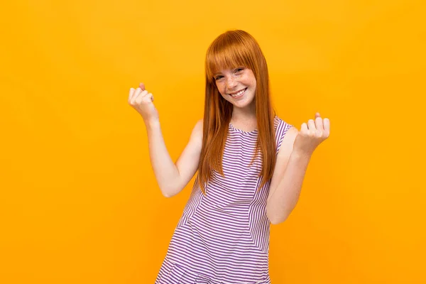 Emotionales Ingwergirl Posiert Vor Orangefarbenem Hintergrund — Stockfoto