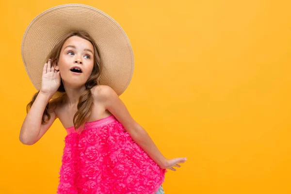 Belle Petite Fille Émotionnelle Chapeau Paille Posant Sur Fond Orange — Photo