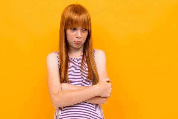 Chica Jengibre Emocional Posando Sobre Fondo Naranja —  Fotos de Stock