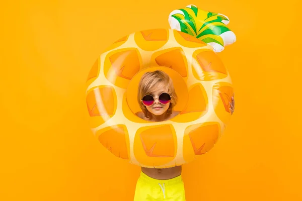 Menino Bonito Com Anel Borracha Contra Laranja — Fotografia de Stock