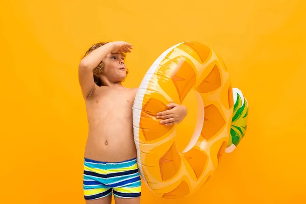 Niedlicher Kleiner Junge Mit Gummiring Vor Orangefarbenem Hintergrund — Stockfoto