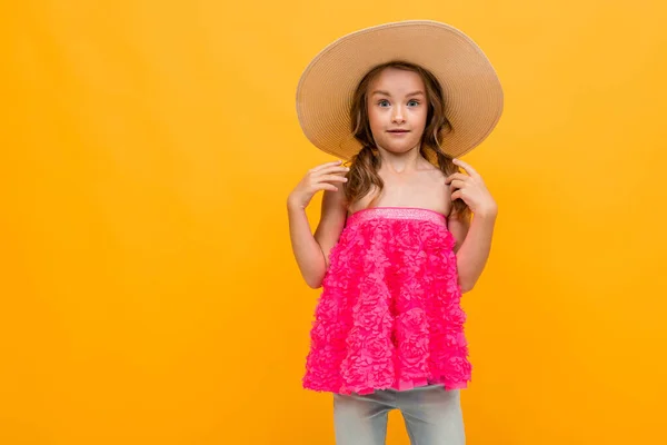 Hermosa Niña Emocional Sombrero Paja Posando Sobre Fondo Naranja — Foto de Stock