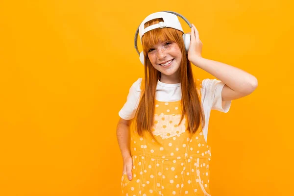 Alegre Jengibre Chica Escuchar Música Posando Sobre Naranja Fondo — Foto de Stock