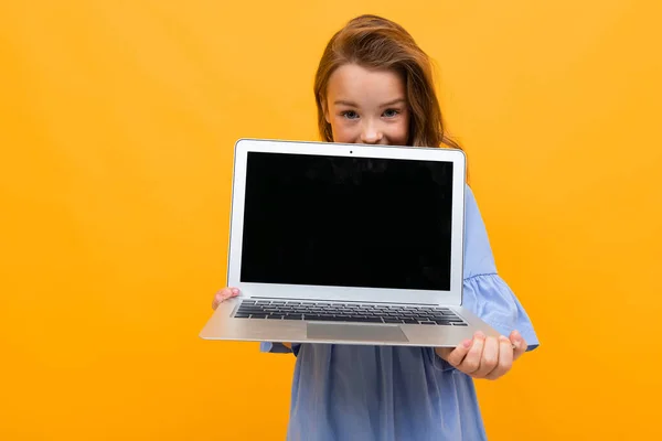 Cute Little Girl Laptopem Pomarańczowym Tle — Zdjęcie stockowe