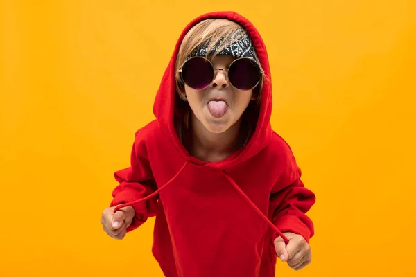 Menino Elegante Bonito Vestindo Capuz Vermelho Óculos Sol Posando Contra — Fotografia de Stock