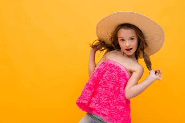 Hermosa Niña Emocional Sombrero Paja Posando Sobre Fondo Naranja — Foto de Stock