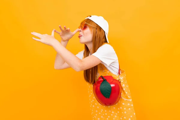 Emotionales Ingwergirl Mit Sonnenbrille Posiert Vor Orangefarbenem Hintergrund — Stockfoto