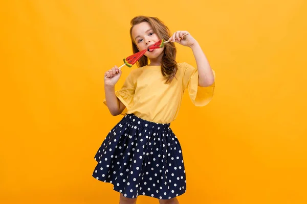 Linda Chica Moda Con Piruletas Posando Contra Naranja — Foto de Stock