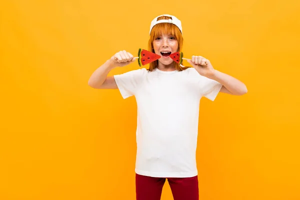 Süße Ingwermädchen Mit Wassermelonen Lolipops — Stockfoto