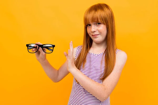 Chica Con Mala Visión Contra Fondo Naranja —  Fotos de Stock