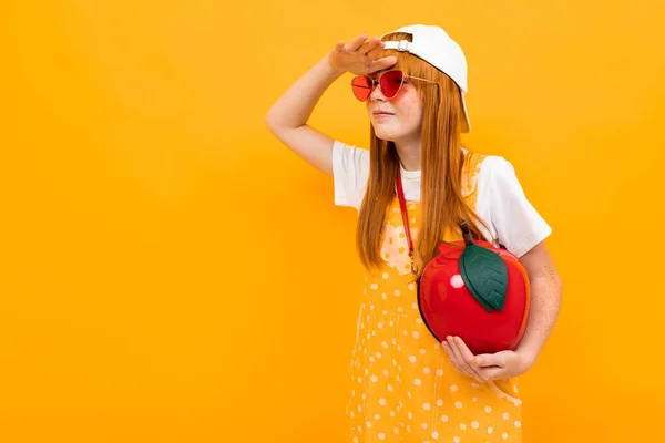 Gadis Berambut Merah Emosional Berpose Dengan Latar Belakang Oranye — Stok Foto