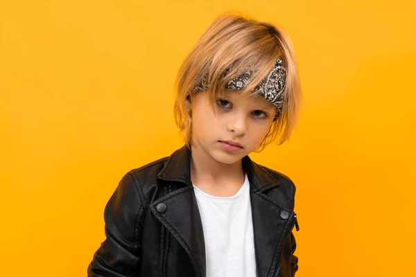 Emotionell Stilig Pojke Poserar Mot Orange Bakgrund — Stockfoto