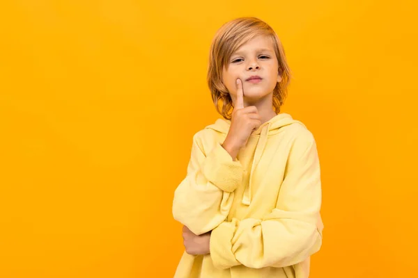Sarı Kapüşonlu Şirin Şık Çocuk — Stok fotoğraf