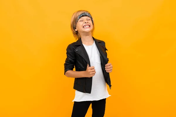 Menino Bonito Emocional Posando Contra Fundo Laranja — Fotografia de Stock