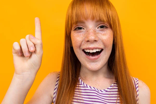 Chica Jengibre Emocional Posando Sobre Fondo Naranja —  Fotos de Stock
