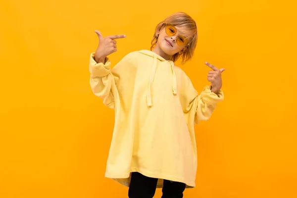Słodkie Modny Chłopiec Pozowanie Żółty Bluza — Zdjęcie stockowe