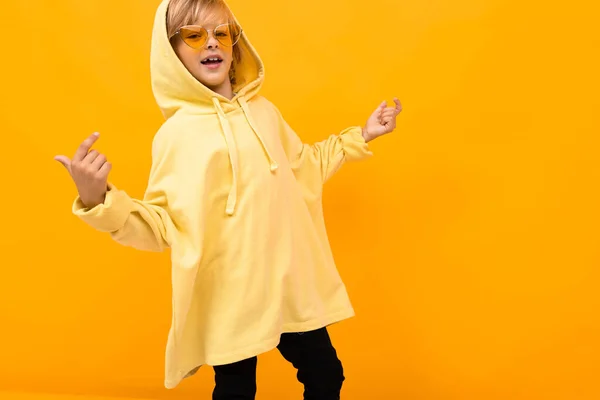 Bonito Elegante Menino Posando Amarelo Com Capuz — Fotografia de Stock