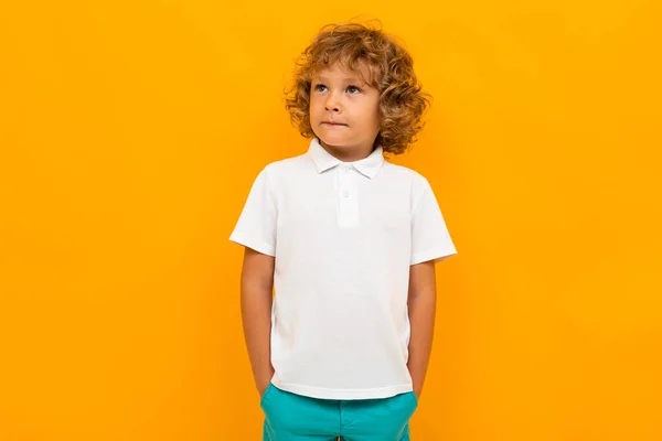 Pequeño Niño Posando Sobre Fondo Naranja — Foto de Stock