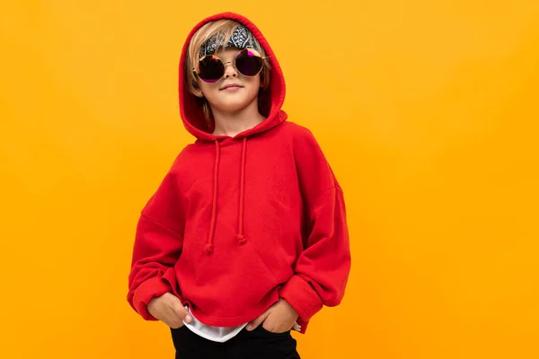 Słodkie Modny Chłopiec Noszenie Czerwony Bluza Okulary Przeciwsłoneczne Pozowanie Przed — Zdjęcie stockowe