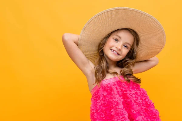 Bella Emotivo Bambina Cappello Paglia Posa Contro Sfondo Arancione — Foto Stock