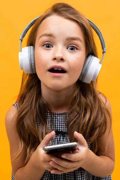 Cute Little Girl Słuchanie Muzyki Pozowanie Pomarańczowym Tle — Zdjęcie stockowe