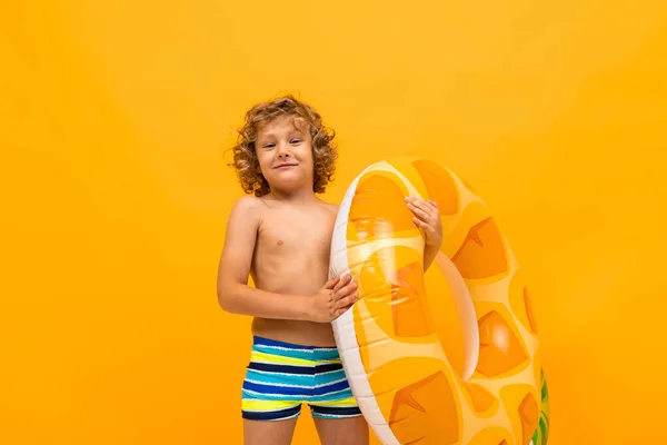 Mignon Petit Garçon Avec Anneau Caoutchouc Sur Fond Orange — Photo