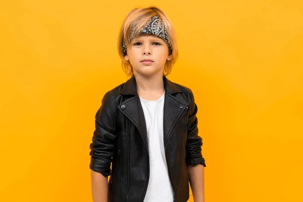Emotional Schöner Junge Posiert Vor Orangefarbenem Hintergrund — Stockfoto