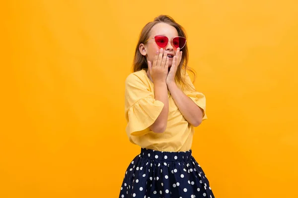 Linda Chica Moda Posando Contra Naranja — Foto de Stock