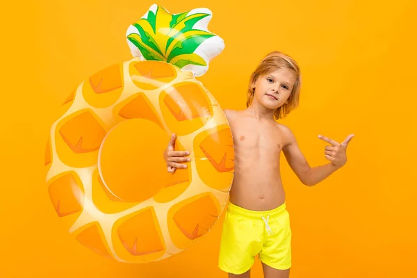 Mignon Petit Garçon Avec Anneau Caoutchouc Posant Sur Fond Orange — Photo