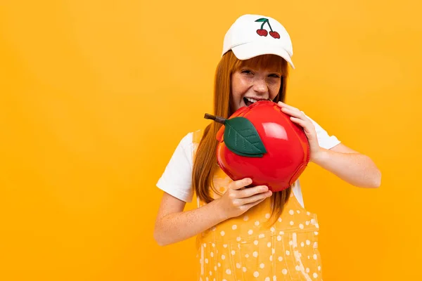 Hübsche Teenager Mädchen Mit Roten Haaren Posiert Mit Apfel Layout — Stockfoto