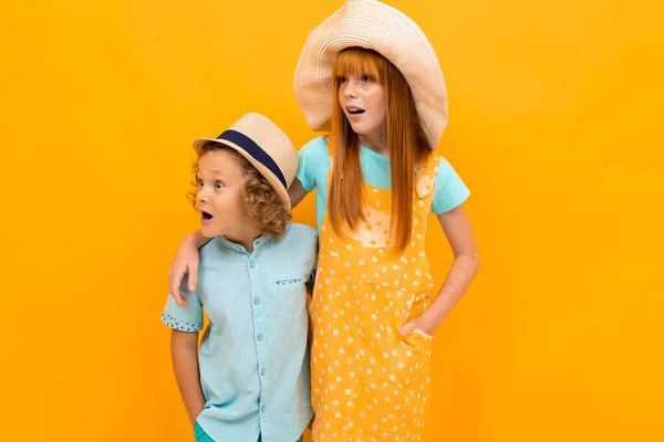 Roztomilý Chlapec Dívka Pózovat Proti Oranžové Pozadí — Stock fotografie