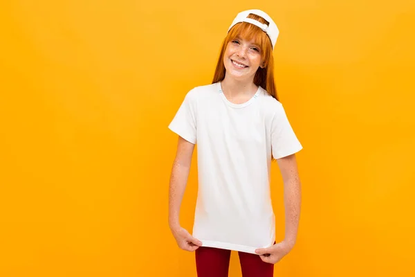 Vrolijk Gember Meisje Poseren Tegen Oranje Achtergrond — Stockfoto